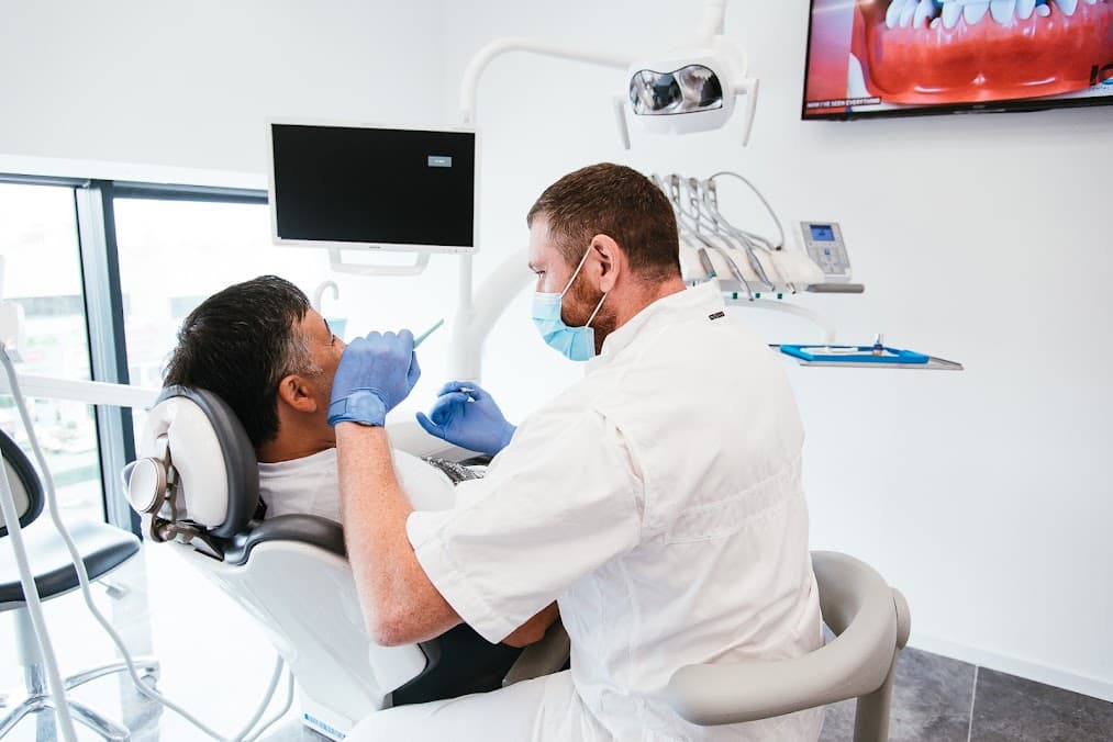 כוס משקה מוגז לצד מברשת שיניים  -  תמונת אווירה קלינית